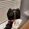Bolso saco acolchado negro brillante con elegante cadena y detalles de perlas - Negro