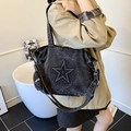 Sac cabas en jean gris foncé délavé avec gaufrage étoile 3D et petite pochette latérale - Noir