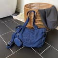 Sac fourre-tout en jean bleu foncé avec surpiqûres étoiles, bandoulière et mini porte-monnaie - Bleu foncé