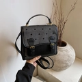 Bolso vintage gris de lunares con adornos de cuero negro y correa ajustable - Negro