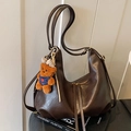 Grande borsa hobo marrone scuro in ecopelle con un simpatico ciondolo a forma di orso - Caffè con Ciondolo