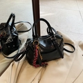 Borsa Boston nera in pelle cerata lucida con ciondolo chiave dorato e nappa intrecciata - Con Ciondolo / Nero
