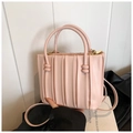 Detail der rosa gefalteten Beuteltasche mit runden Griffen und Goldbeschlägen - Rosa
