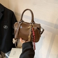 Borsa Boston in pelle cerata marrone con ciondolo chiave e nappa intrecciata - Con Ciondolo / Marrone