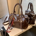 Borsa Boston marrone scuro effetto cerato con ciondolo chiave vintage e tracolla - Con Ciondolo / Marrone