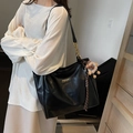 Schwarze matte Ledershopper mit Goldkette und Schaf-Plüschanhänger am Model getragen - Schwarz (mit Anhänger)