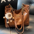 Dunkelbraune Shopper-Tasche aus Kunstleder mit Kettenriemen und Plüsch-Anhänger - Braun (Mit Anhänger)