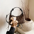 Bolso bandolera de leopardo con colgante de oso de peluche y asas de cuero negro - Estilo Con Colgante / Negro