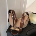Sac bandoulière en daim marron avec œillets argentés sur une large bandoulière - Avec Pendentif / Suède Khaki