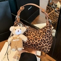 Bolso con estampado de leopardo, asas de cuero y un tierno colgante de osito - Estilo Con Colgante / Marrón