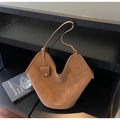 Dettaglio di una borsa tote in pelle scamosciata marrone con apertura a V profonda - Marrone