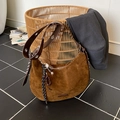Sac hobo en daim marron foncé avec œillets argentés et charms déco sur la bandoulière souple - Avec Pendentif / Marron Suède