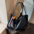 Bolso tote negro con un colgante de oso de peluche y detalle de borla tejida - Negro