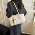 Borsa tote intrecciata bianca da donna con ciondolo di perline chic e tracolla sottile - Bianco (con Ciondolo)