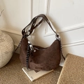 Sac hobo marron en faux daim avec bandoulière à œillets et breloques créatives - Avec Pendentif / Café Suède