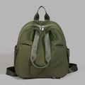 Dettaglio dello zaino in nylon verde oliva scuro con manico e tasche laterali con coulisse - Verde