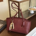 Borsa tote intrecciata rosso scuro con nappina in perline di legno e manici lunghi a spalla - Rosso (Con Ciondolo)