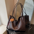 Bolso tote retro de cuero marrón oscuro con correas largas y colgante de oso - café
