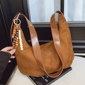 Braune Hobo-Tasche aus Wildlederimitat mit Lederriemen und dekorativem Perlenanhänger - Braun mit Anhänger