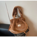 Detalle del bolso tote de peluche color caramelo con placa de perlas y correa - Marrón