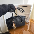 Borsa tote nera intrecciata con ciondolo in perline di legno e tracolla lunga da donna - Nero (Con Ciondolo)