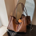 Bolso tote marrón caramelo retro con colgante de oso y gran capacidad interior - Marrón