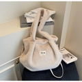 Gros plan détaillé du sac cabas en peluche avec patch logo perlé et doubles sangles - Khaki