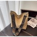 Detail der khakifarbenen Canvas-Beuteltasche mit verstellbarem Jacquard-Schultergurt - Khaki
