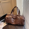 Borsa da viaggio marrone scuro in ecopelle con rivetti e design retrò capiente - caffè