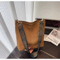 Détail d'un sac hobo en toile marron avec une bandoulière jacquard de style bohème - Marron
