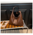 Dettaglio di una grande borsa hobo vintage marrone scuro in pelle a grana di litchi - Marrone