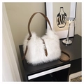 Detalle de bolso de piel sintética blanca con correas de cuero marrón y hebillas de plata - Blanco