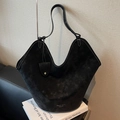 Grande borsa tote nera in pelle scamosciata opaca con cuciture a contrasto e apertura a U - Nero