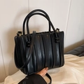 Schwarze Beuteltasche mit vertikalen Falten und goldenen Metallbeschlägen - Schwarz
