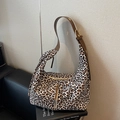 Hobo-Tasche mit Leopardenmuster, braunem Riemen und doppelten Silber-Reißverschlüssen - Cremeweiß