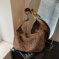 Retro-Shopper mit Leopardenmuster, braunem Lederriemen und Goldösen für den Herbst - Braun
