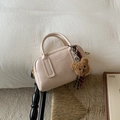 Sac à main en cuir PU rose texturé avec breloque ours et lettrage tendance - Blanc avec pendentif