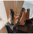 Détail du sac hobo à carreaux marron avec large bandoulière et breloque lune en peluche - Marron avec pendentif
