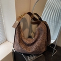 Hobo-Tasche mit Leopardenmuster, verstellbarem braunem Lederriemen und Halbmondform - Kaffeebraun