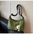 Détail du sac bandoulière en toile à carreaux verts avec peluche lune et pompon perlé - Vert avec Pendentif