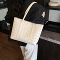 Grand sac cabas beige à carreaux porté à l'épaule pour un style chic et quotidien - Blanc Cassé