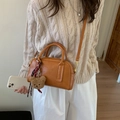Sac bandoulière en cuir PU camel avec doubles poignées et charm ours en peluche - Jaune brun avec pendentif