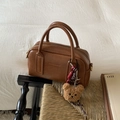 Sac à main Boston vintage marron en cuir texturé avec un joli pendentif ours en peluche - Marron avec pendentif