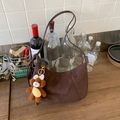 Detail der dunkelbraunen Hobo-Tasche aus Wildlederimitat mit süßem Bären-Anhänger - Kaffee mit Anhänger