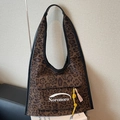Shopper mit Leopardenmuster aus Wildleder, großer Tasche und gelben Fransen - Grün