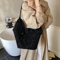 Sac fourre-tout rétro en daim noir avec bandoulière minimaliste et petit accessoire - Noir