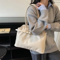Bolso tote grande beige en piel sintética brillante con correa decorativa y asas dobles - Blanco Roto