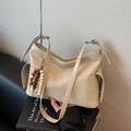 Bolso bandolera beige de gran capacidad en cuero sintético con adorno de madera - Blanco Crema Con Colgante