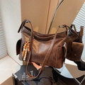 Bolso tote vintage marrón oscuro con dije de cuentas de madera y textura de cuero suave - Café con Colgante