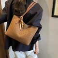 Borsa tote leopardata marrone in pelle cerata vintage con ciondolo in perline di legno - Marrone